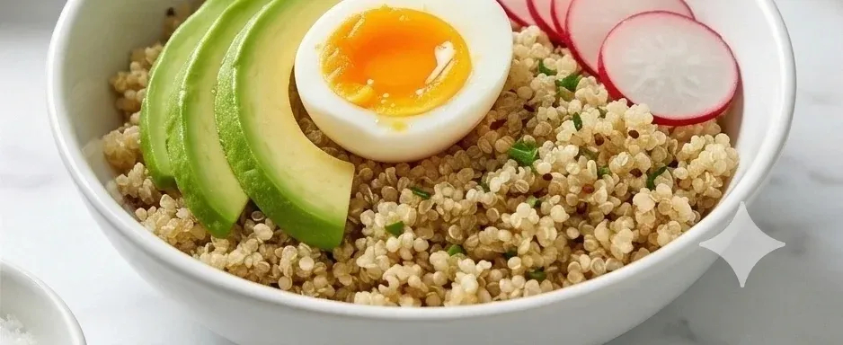 Bowl de Quinoa à l'Œuf, Avocat et Radis