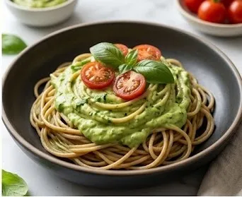 Spaghetti complets avec sauce crémeuse à l'avocat et basilic