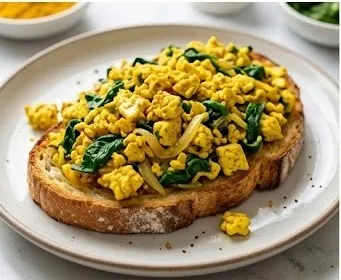 Tofu brouillé au curcuma, oignon et épinards